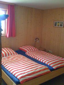 ザンクト・ペーターにあるEckhäusleの木製の壁の客室で、ツインベッド2台が備わります。