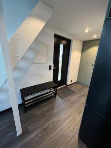 una habitación vacía con un banco en una escalera en Attefallhus Blixtorps Golfbana, en Varberg