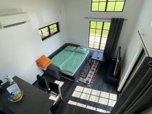 1 dormitorio con 1 cama y 1 mesa en una habitación en Attefallhus Blixtorps Golfbana, en Varberg