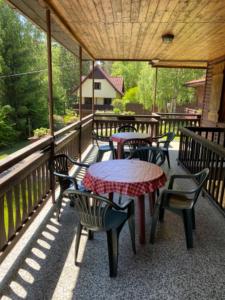 patio ze stołami i krzesłami na ganku w obiekcie Chata CONDI w mieście Buchlovice