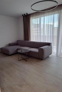 - un salon avec un canapé et une table dans l'établissement JAD - Luxury - 3 Room Apartments - Urban Plaza, à Braşov