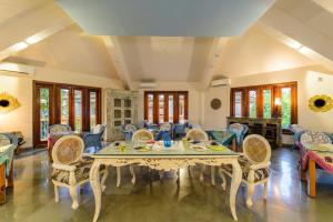 a dining room with a table and chairs at Argo by Trance in Dabolim