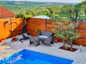 Bazén v ubytování Holiday Home Vlady by Rent Istria nebo v jeho okolí