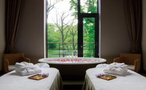 Postel nebo postele na pokoji v ubytování Karuizawa Prince Hotel East