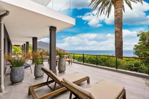 un patio al aire libre con vistas al océano en Atholl House en Ciudad del Cabo