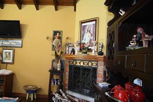 TV a/nebo společenská místnost v ubytování Hostal Saint Mary´s Tababela