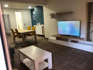 Televízia a/alebo spoločenská miestnosť v ubytovaní Apartamento La Plana