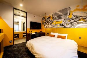 sypialnia z łóżkiem i obrazem na ścianie w obiekcie The Villa & Barrel Lounge w mieście Shizuoka