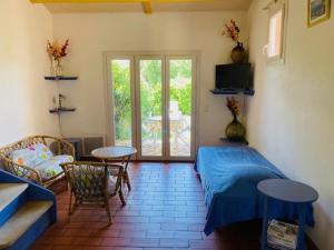a bedroom with a bed and a table and chairs at Location, piscine, animaux, jardin clôturé, parking, var, provence , wifi in Lorgues