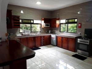 eine große Küche mit Holzschränken und -geräten in der Unterkunft La Source Self Catering in La Digue