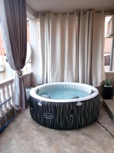 een groot bad in een kamer met een raam bij HOUSE AURORA in Bibinje