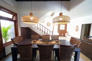 een eetkamer met een tafel en stoelen bij Villa MARIE - KUTA - 6 Bedroom 4 Bathroom Villa - Great Location ! in Kuta