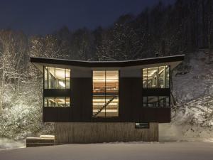 Una casa en la nieve por la noche en AYA Villa en Niseko