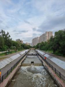 um rio com água a fluir através de uma barragem em Apart рядом с MEGA Аlma-Ata em Almaty