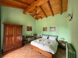コモにあるB&B La Casa di Trizziの木製の天井が特徴のベッドルーム1室(ベッド1台付)