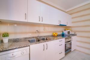 Kuchyňa alebo kuchynka v ubytovaní Ideal Property Mallorca - Rosas 28