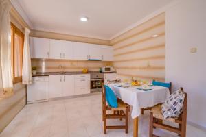 Kuchyňa alebo kuchynka v ubytovaní Ideal Property Mallorca - Rosas 28