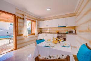 Kuchyňa alebo kuchynka v ubytovaní Ideal Property Mallorca - Rosas 28