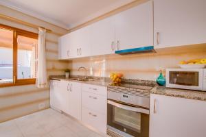 Kuchyňa alebo kuchynka v ubytovaní Ideal Property Mallorca - Rosas 28