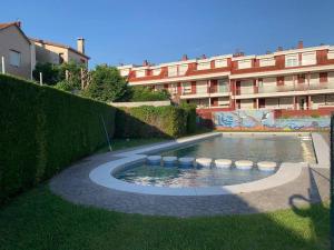 Bazén v ubytovaní Ático con terraza, piscina y gimnasio alebo v jeho blízkosti