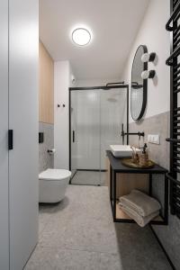 A Morze Las - apartament na Wyspie Sobieszewskiej في غدانسك: حمام مع دش ومرحاض ومغسلة