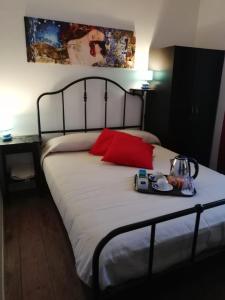 A bed or beds in a room at Sacripante