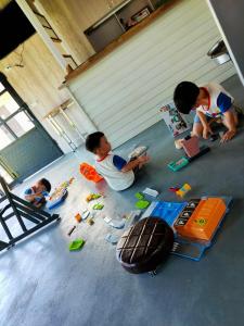 un grupo de niños jugando con juguetes en el suelo en 山淺民宿 Yamasaki Old House, en T'ai-pin-ts'un