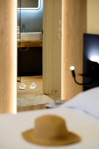 Postel nebo postele na pokoji v ubytování Bourtzi Hotel