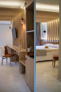 Postel nebo postele na pokoji v ubytování Bourtzi Hotel