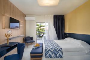 Postel nebo postele na pokoji v ubytování Bourtzi Hotel