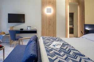 Postel nebo postele na pokoji v ubytování Bourtzi Hotel