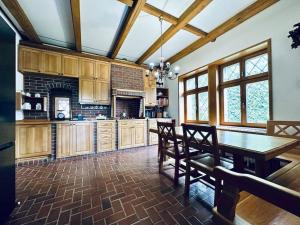 une grande cuisine avec une table et des chaises. dans l'établissement Hunter's lodge Oliver, à Křimov