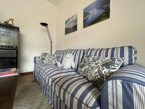 un osito de peluche sentado en un sofá en una sala de estar en B&B La Casa di Trizzi, en Como