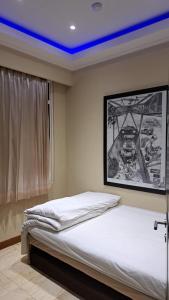 - une chambre avec un lit et un plafond bleu dans l'établissement Slipi Apartment 2BR, à Jakarta