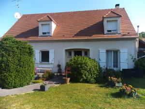 a white house with a brown roof at Chambre et sanitaires privés chez un particulier in Fontenailles