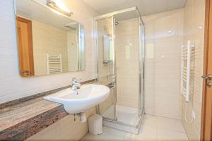 A bathroom at LITORAL COSTA DORADA - ESQUIROL Only families Még 18 kép