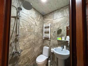 łazienka z prysznicem, toaletą i umywalką w obiekcie Hotel VIM in Sighnaghi w mieście Sighnaghi +19 zdjęć