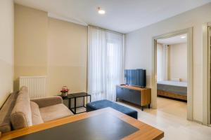 een woonkamer met een bank, een tv en een bed bij Zin D Sefin Aparts in Istanbul