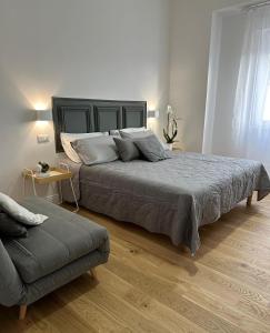 龐貝的住宿－Magister Guest House，一间卧室配有一张大床和一张沙发