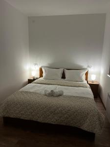 Ein Bett oder Betten in einem Zimmer der Unterkunft Apartman Sunce