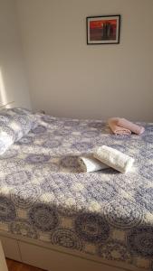 1 dormitorio con 1 cama con 2 toallas en Apartments Katarina, en Sutivan