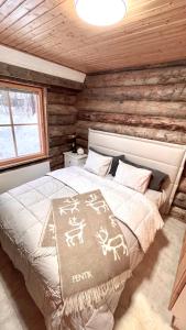 a bedroom with a bed in a log cabin at Nilimukka in Levi