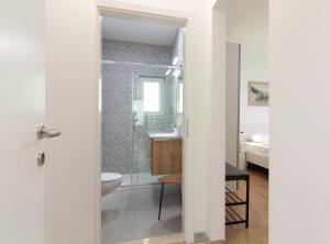 łazienka z toaletą i umywalką w obiekcie Walls of Piran Apartments and Rooms w mieście Piran