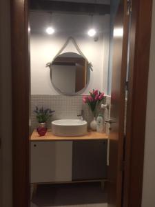 y baño con lavabo y espejo. en Apartamentos Inside Alhacaba, en Granada
