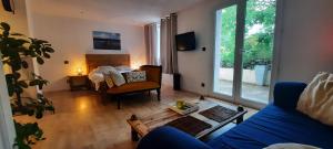 - un salon avec un lit et un canapé dans l'établissement Appartement Arles 35 m2, à Arles