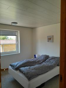 En eller flere senge i et værelse på 2 bedroom 1 bath apartment