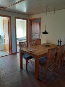 comedor con mesa de madera y sillas en 2 bedroom 1 bath apartment, en Kruså