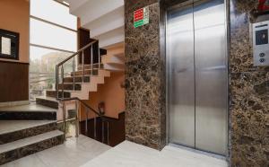 un ascensor en un edificio con una pared de piedra en Hotel J P Inn Near Patel Nagar Metro Station, en Nueva Delhi