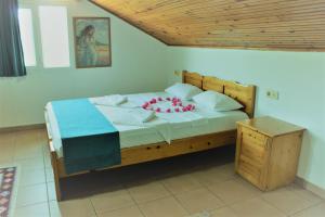 a bedroom with a large bed with a wooden headboard at Summer Life Villa Apart in Dalyan