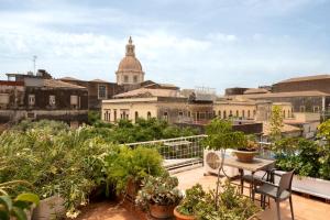 einen Blick auf die Stadt vom Balkon mit Pflanzen in der Unterkunft Casadellidria in Catania